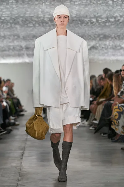 Look 18